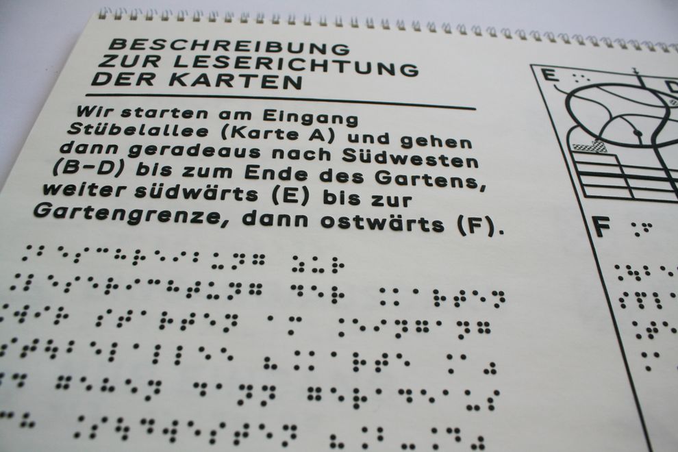 Detailfoto vom Text in Brailleschrift