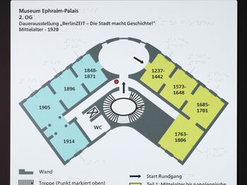 Taktiler Orientierungsplan mit Legende in Brailleschrift/Braillelack und großer Schrift (2. Obergeschoss), Grafik mit Raumaufteilung