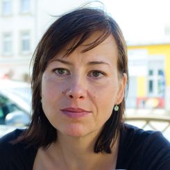 Frau mit braunem halblangen Haar