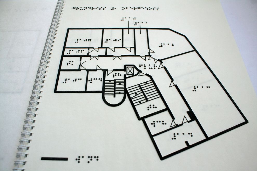 aufgeschlagene Broschüre mit Schwellkopie (Grundriss)