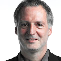 Älterer Mann mit Ohrstecker