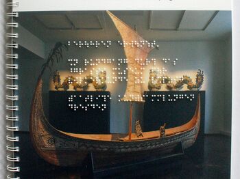 Buch mit Ringbindung, Cover mit Brailleschrift